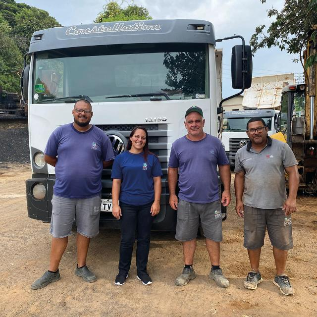 Equipe Caçamba Já com caminhão
